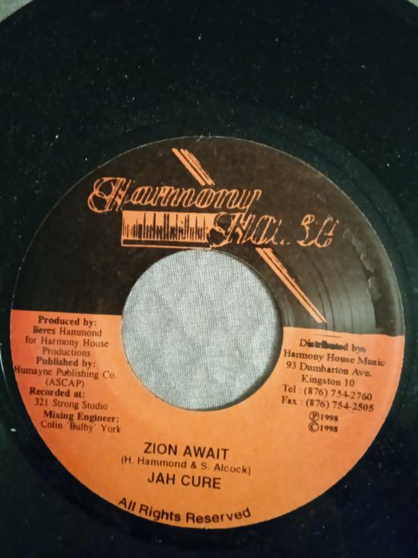 

7-дюймовая пластинка JAH CURE - Zion Await NONE Harmony House 1998 Ямайка Регги, Ска и Даб Б/У