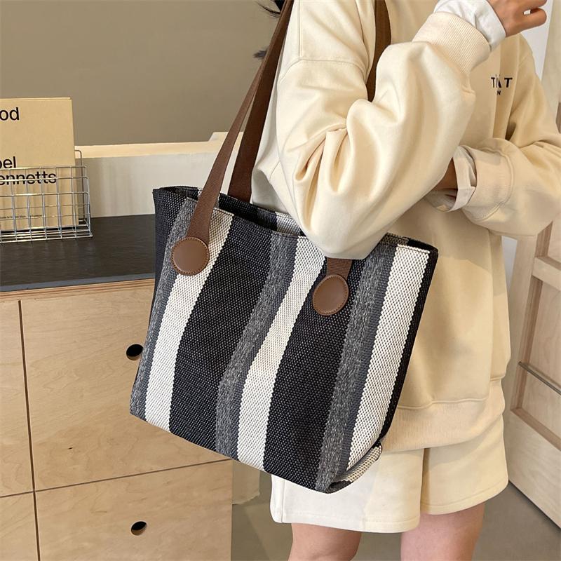 Холщовая большая сумка в контрастную полоску Женская сумка на плечо под мышками бежевый — фото 14