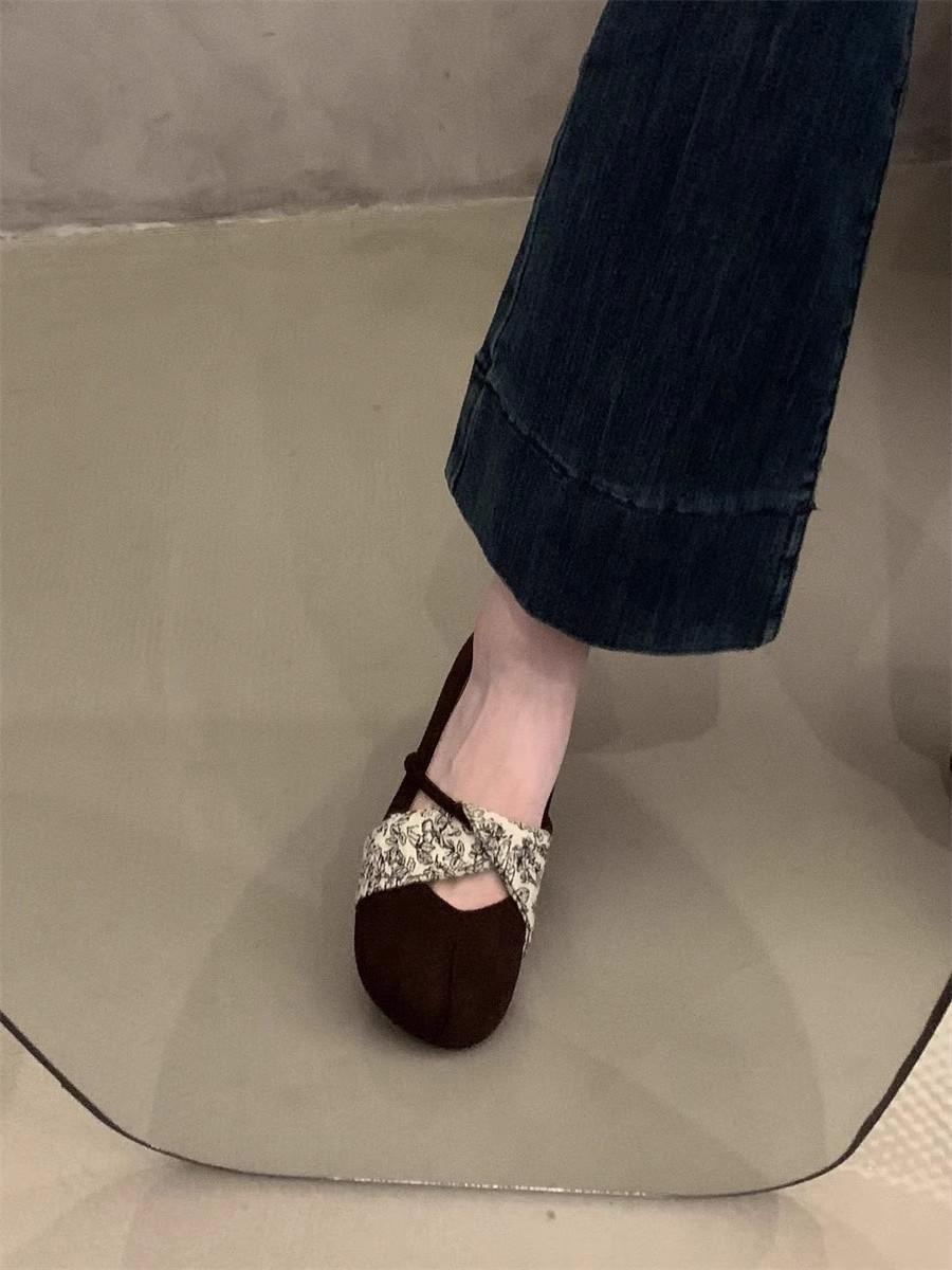 

Ретро туфли Мэри Джейн на плоской подошве женская обувь весна и осень 2025 новая замшевая с мелким вырезом ремешок на одной пряжке с юбкой одинарные туфли 35