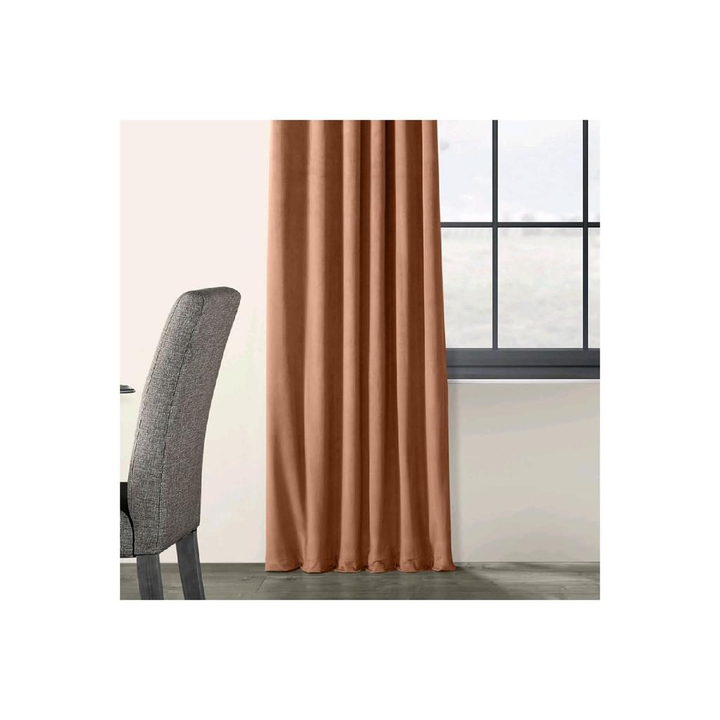 Gebrauchsfertiger, verdunkelnder, plissierter Vorhang