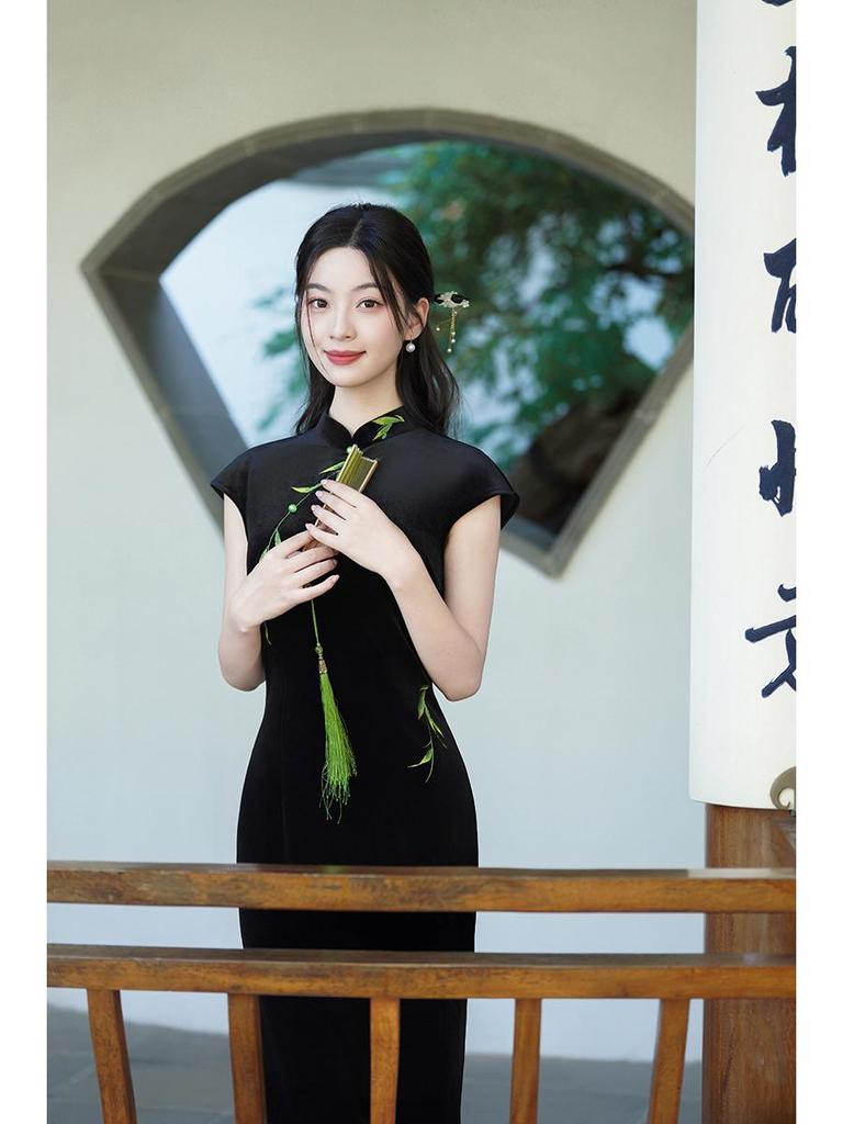 Retro Black Velvet Embroidered Sleeveless Cheongsam - Autumn 2025, Stretch Long Style