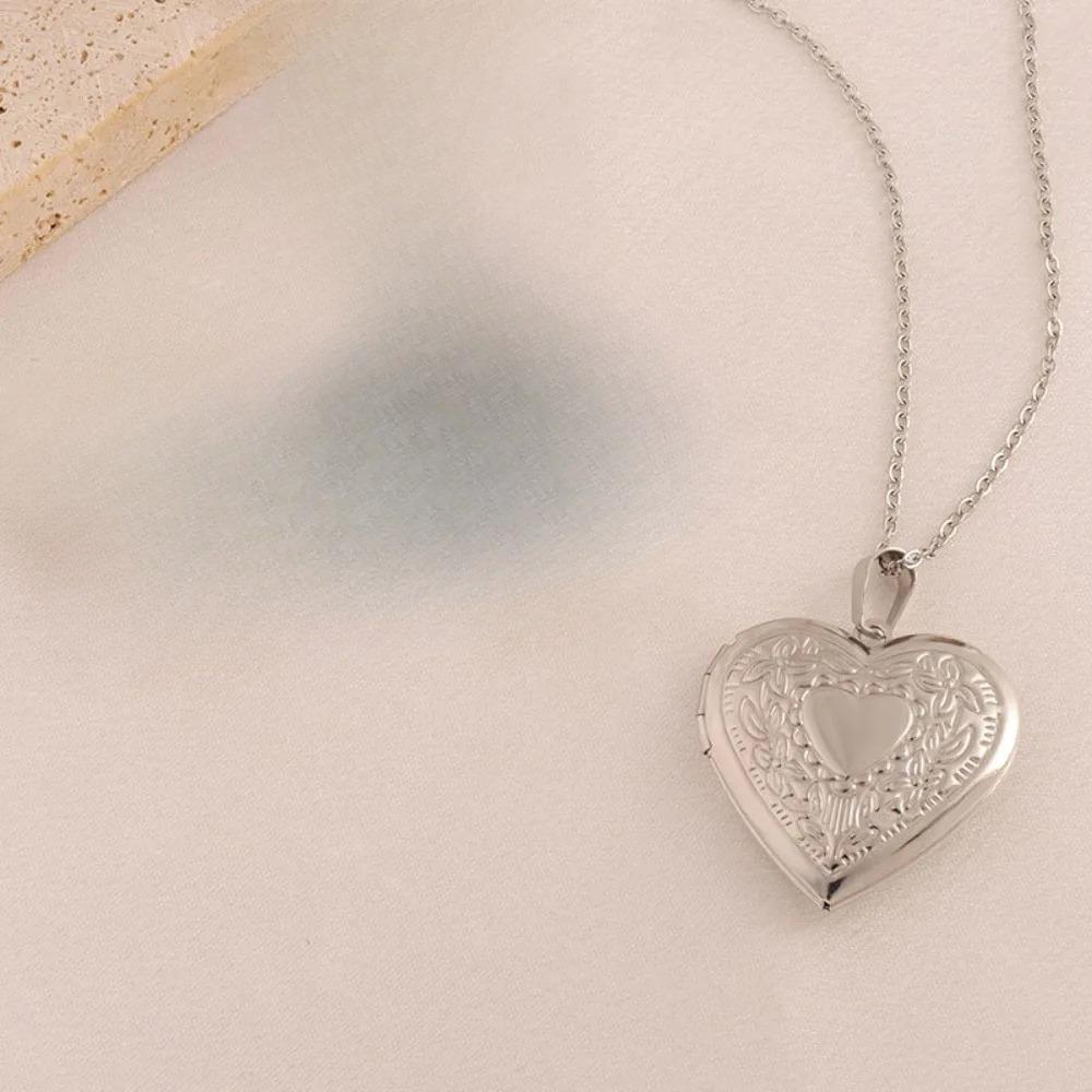 

Simple Exquisite Stainless Steel Does Not Fade Embossed Heart-shaped Photo Frame Box Pendant Necklace for Women Charm Jewelry