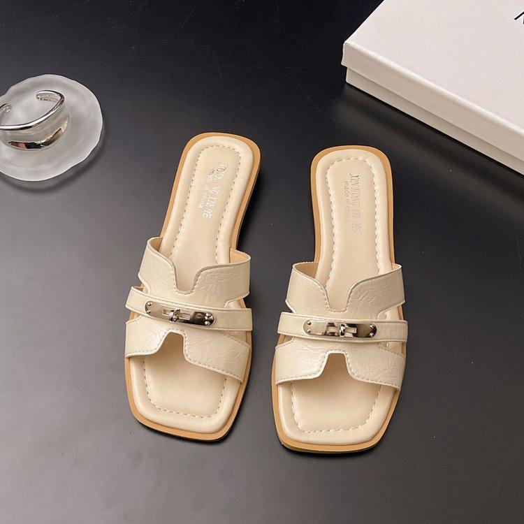 Silver small lock flat shoes 2025 new open-toe slippers holiday fashion wear French sandals