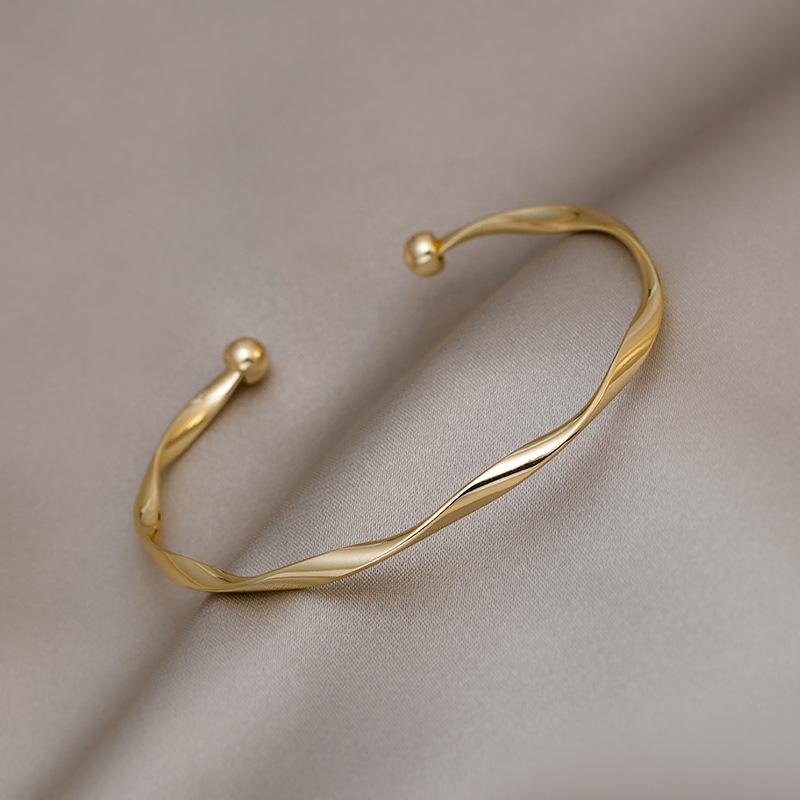 Twisted Minimalist High-End Fashion Bracelet - Trendy Niche Design for Women