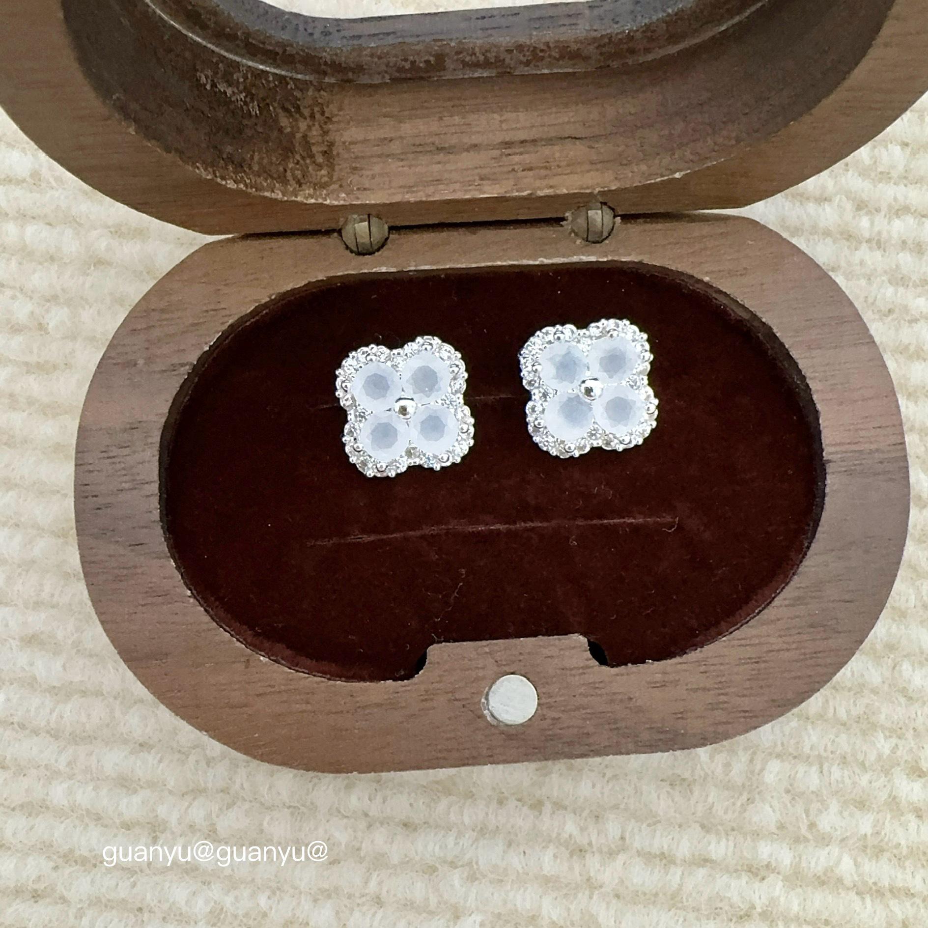 

New Zircon Flower Stud Earrings - Elegant and Versatile for Women