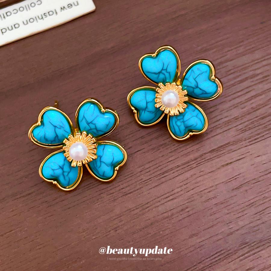 18k Gold Plated Pearl Resin Gradient Flower Stud Earrings with Silver Needles – Retro and Elegant Design.