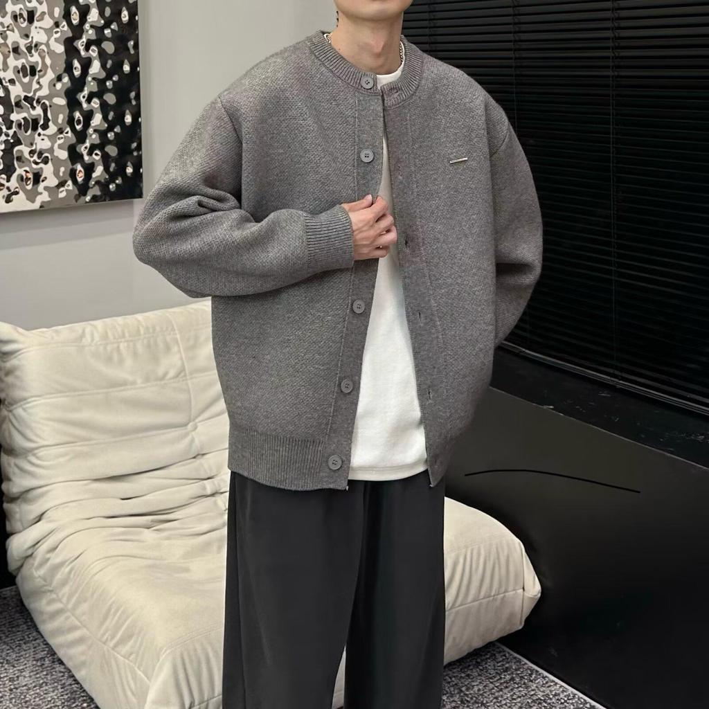 Herbst 2024 Unisex Strickjacke mit lockerem Schnitt und Baseballkragen.