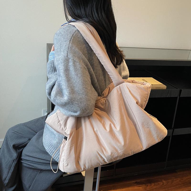 Large capacity bag women 2025 popular new tote bag nylon ins commuter student shoulder armpit bag women