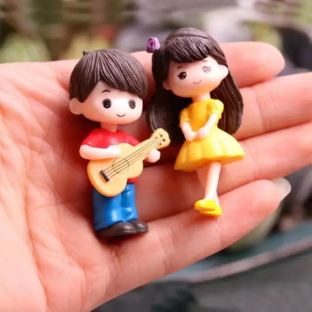 2pcs Mini Boy Girl Guitar Sweet Lovers Couple Figurines Craft Fairy Dolls Valentine's Day Wedding Accessories Home Miniatures