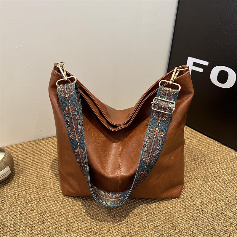 

Stylish Large Bucket Bag For Women With Retro Design And Adjustable Strap In Black And Khaki коричневий