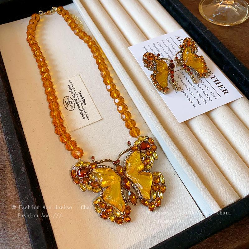 Vintage Rhinestone Butterfly Pendant Necklace - Retro Glass Bead Design, High-End Clavicle Chain for Women
