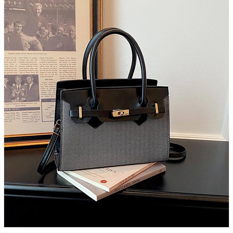 Small-scale Minimalist Handbag with A Slouching Design, Elegant Women's Bag for Carrying On The Shoulder.