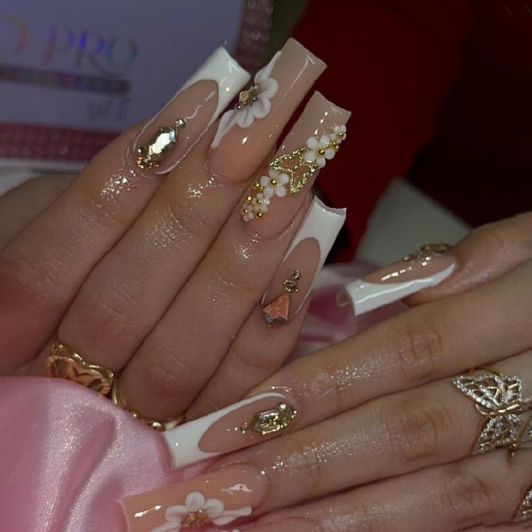 

Stylish Nude Press On Nails With Flower Designs And Rhinestones Accents Fashionable Long Coffin Shape Artificial Nails 1