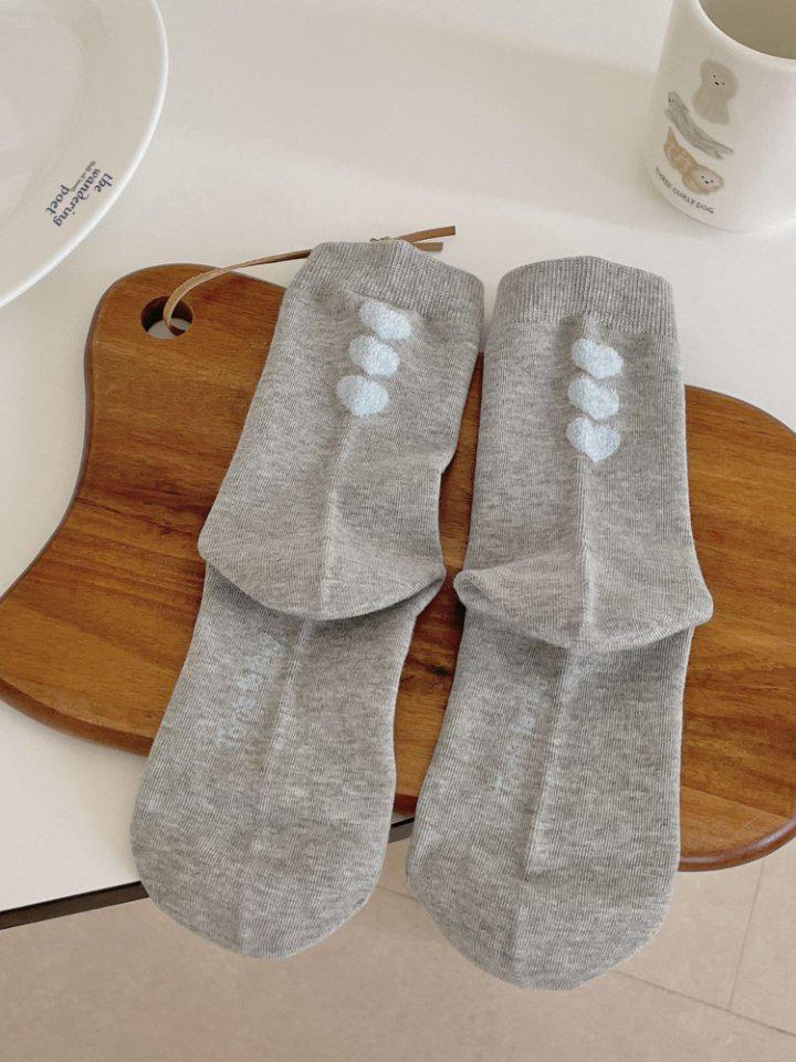Korean Style Heart-to-Heart White Mid-Calf Socks, Sweet JK Slimming Design for Girls with Love Heart Pattern.