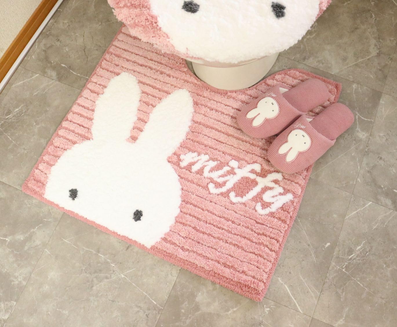 Набор из 2-х ковриков для туалета Miffy, Розовый, 58x60 см, Тапочки и Туалетные принадлежности. Senko Prima Miffy Набор чехлов на унитаз. Товары с персонажами, Милые.