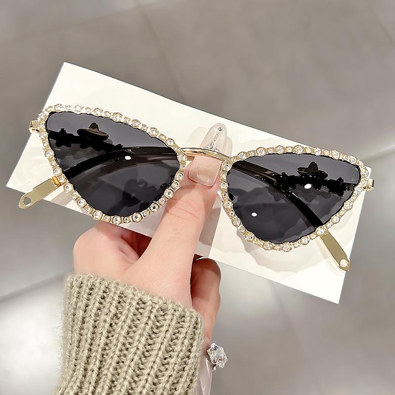 New trendy diamond sunglasses for women fashionable travel party eyewear with sparkling crystals personalized style
