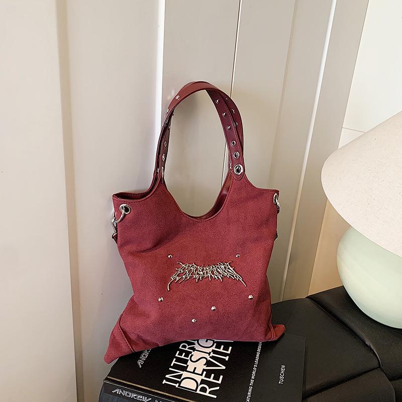 

Lazy wind large-capacity tote bag women s 2025 new fashion texture niche canvas bag personalized portable underarm bag бордовый