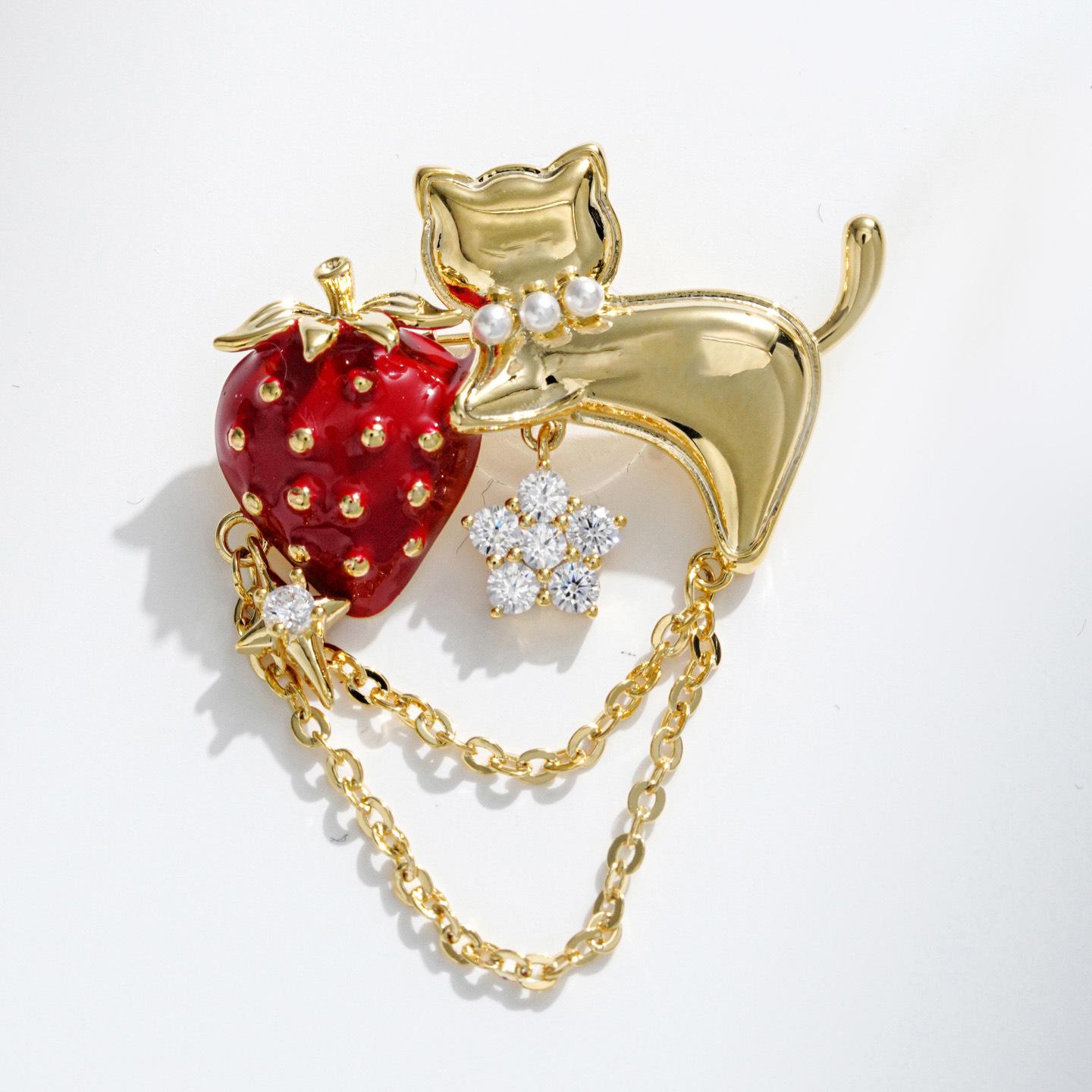 Bo Xin Yun Cute Strawberry Cat Brooch - Fashionable Japanese-Korean Style Pin for Clothing Accessories and Gifts