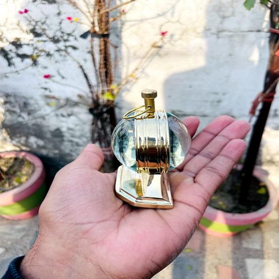 Wunderschöne mechanische Tisch-/Schreibtischuhr mit gebogenem Design und goldenem Glas, winzige Büro-Schreibtischuhr