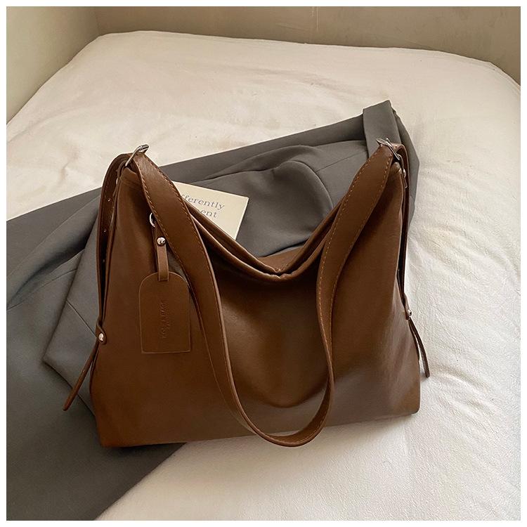 

High-value and large-capacity commuter tote bag for women, European, American texture, Korean version of niche fashion and simple shoulder bag for wo коричневый