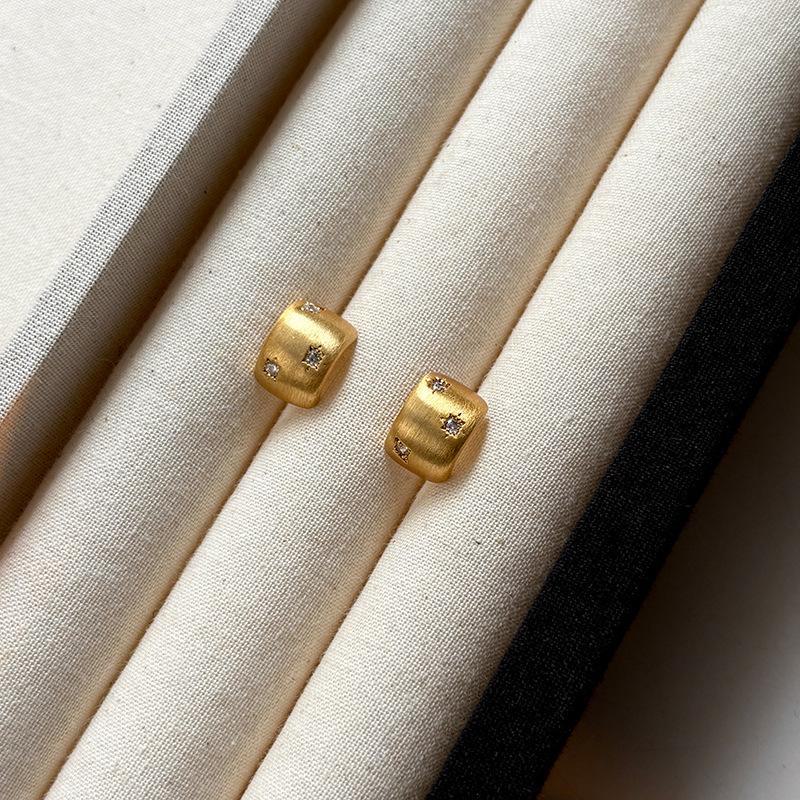 Позолоченные серьги-звезды с цирконами 5A для женщин - Легкая роскошь, C-образный дизайн высокого класса с матовой отделкой RF559 золотой