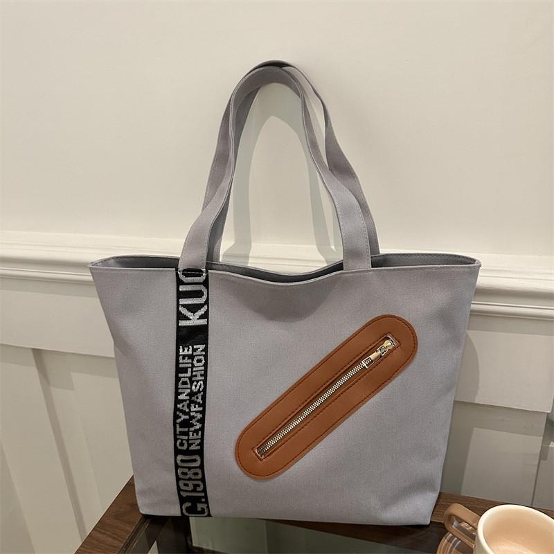Stylish Large Capacity Tote Bag For Women In Trendy Street Style Perfect For Commuting