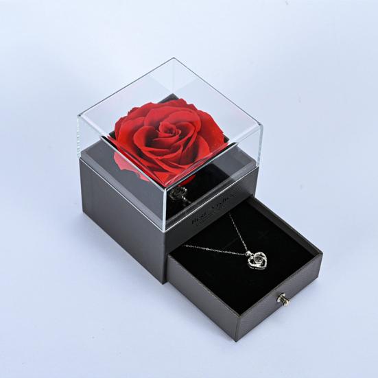 

1 комплект подвески «Любовь» в коробке с розой