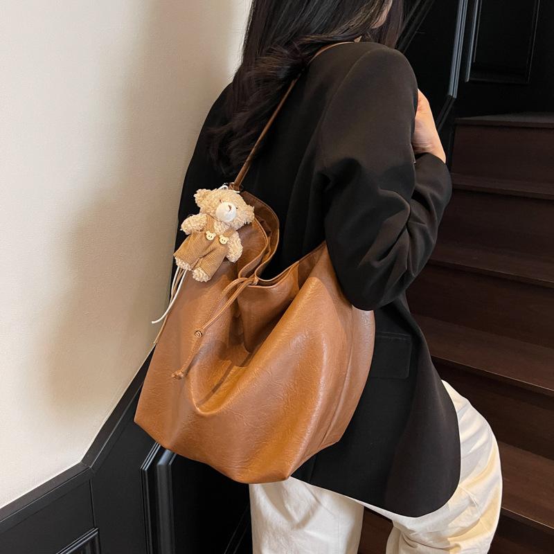 Large Capacity Bag Women's Versatile New Retro Casual Shoulder Messenger Bag Pleated Commuter Tote Bag