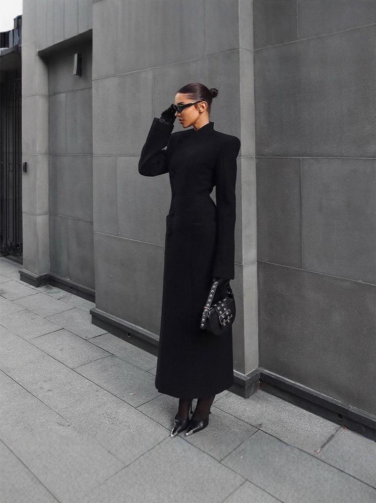 2025 Fall/Winter Elegant European & American Style Women's Long Coat with Padded Shoulders & Waist-Cinching Design