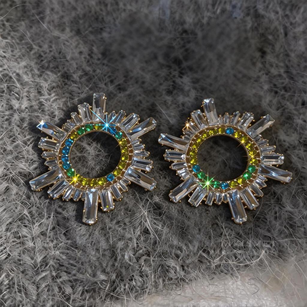 Silver Needle Niche Fashion Rhinestone Geometric Stud Earrings: Light Luxury, High-End Feel, Exaggerated Design for Women.