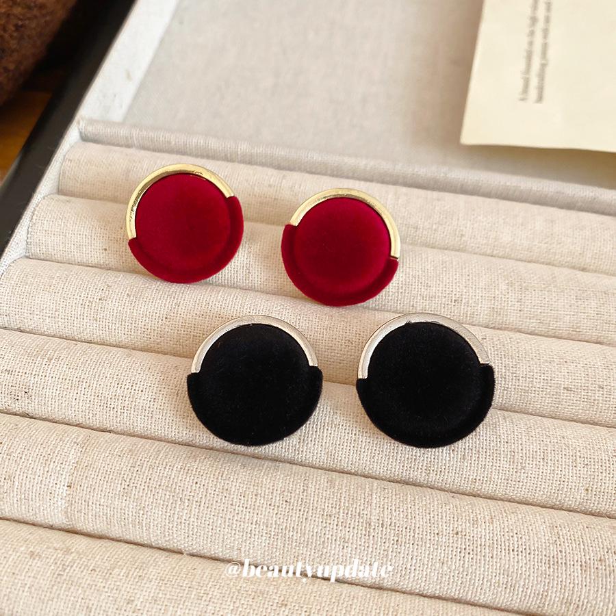 Silver Needle Autumn/Winter Retro Geometric Stud Earrings - High-End Hong Kong Style for Women