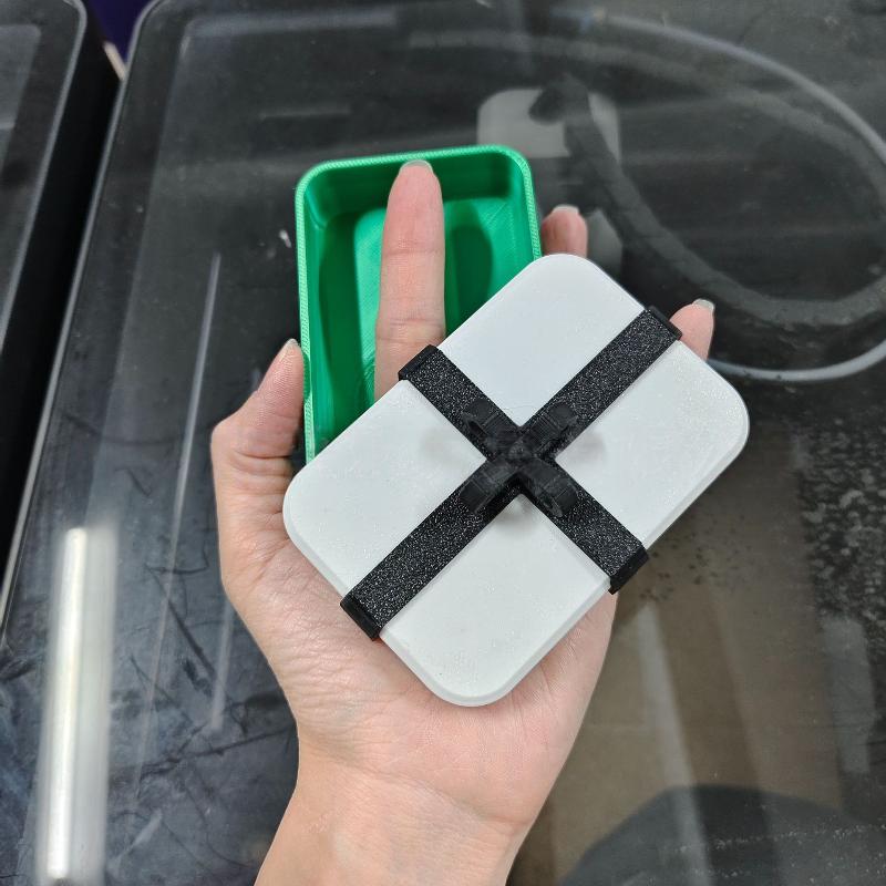 1Pcs Finger Surprise Prank Gift Box Family Party Toy Hilarious Gag Present for Friends Unique Event Game