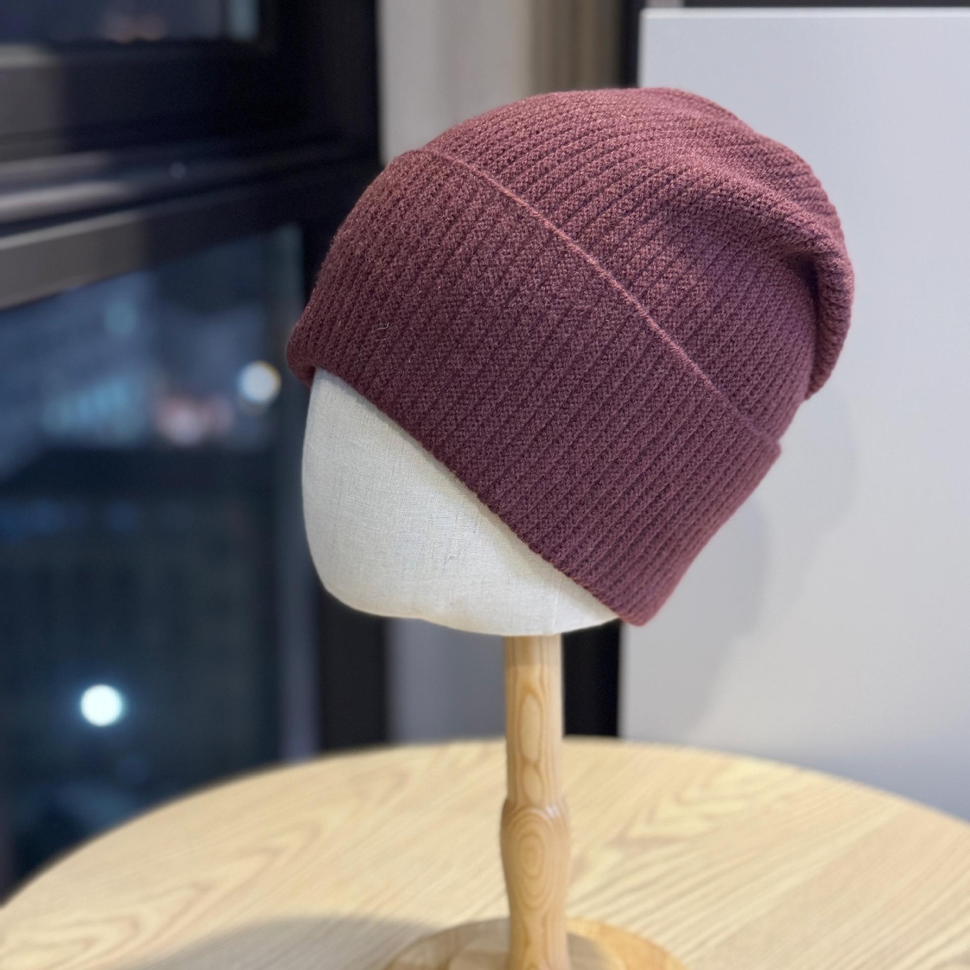 

Новая однотонная маленькая свежая теплая шерстяная шапка для женщин на осень и зиму, ветрозащитная, с защитой ушей, модная и универсальная, повседневная и трендовая one size