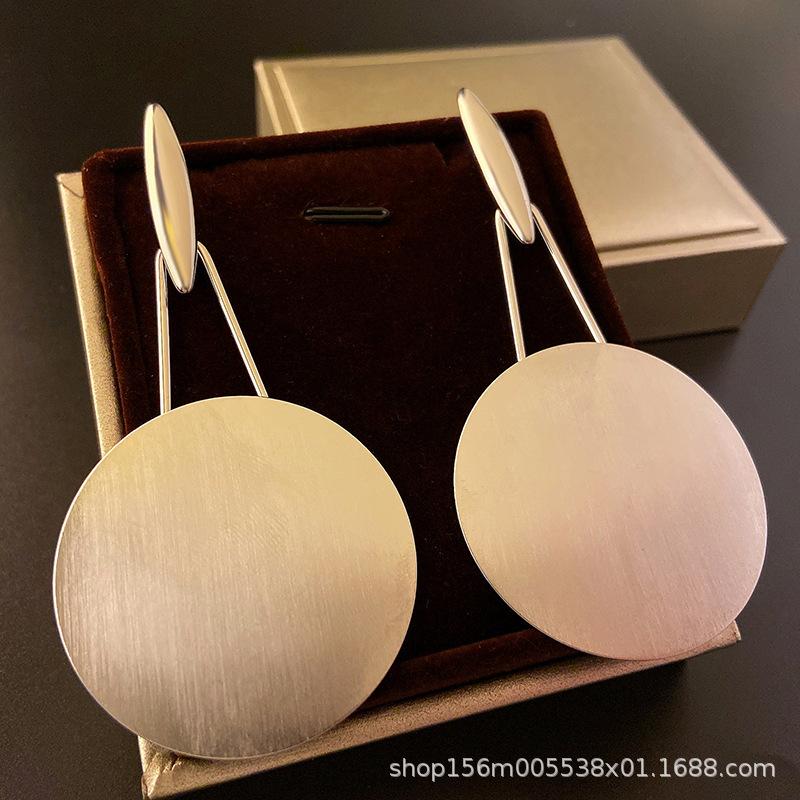 

Новые серьги в металлическом стиле, модные и универсальные, с преувеличенным стилем и темпераментом. Серьги-иглы из серебра 925 пробы, легкая роскошь и взрывной эффект