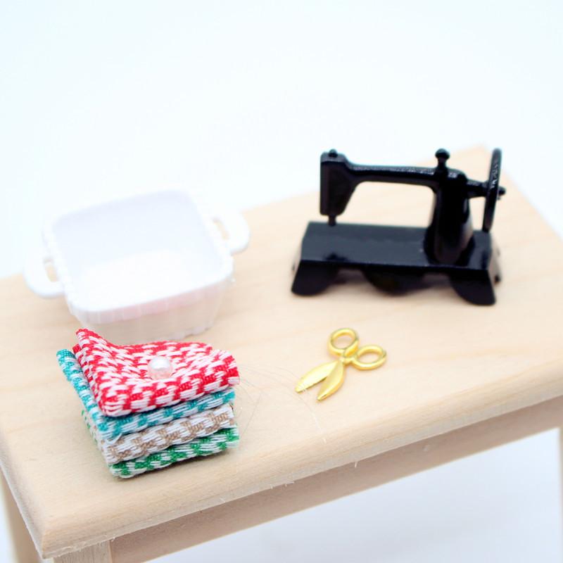 

Мініатюрна швейна машинка Швейний ящик з набором голок і ножиць Симуляція домашніх меблів Ляльковий будиночок Мініатюрні аксесуари