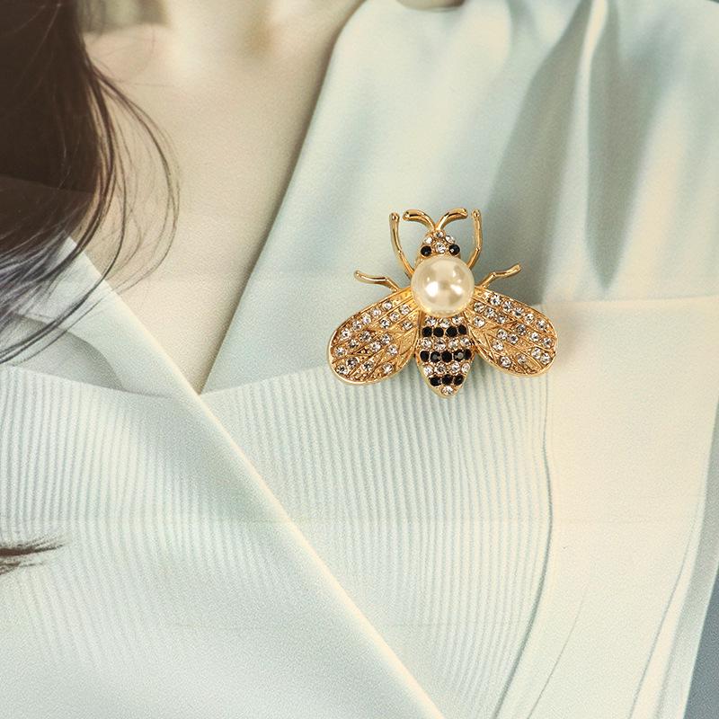 Elegante Strass-Bienenbrosche: Damen Anti-Exposure Kragen Pin für Hemden und T-Shirts
