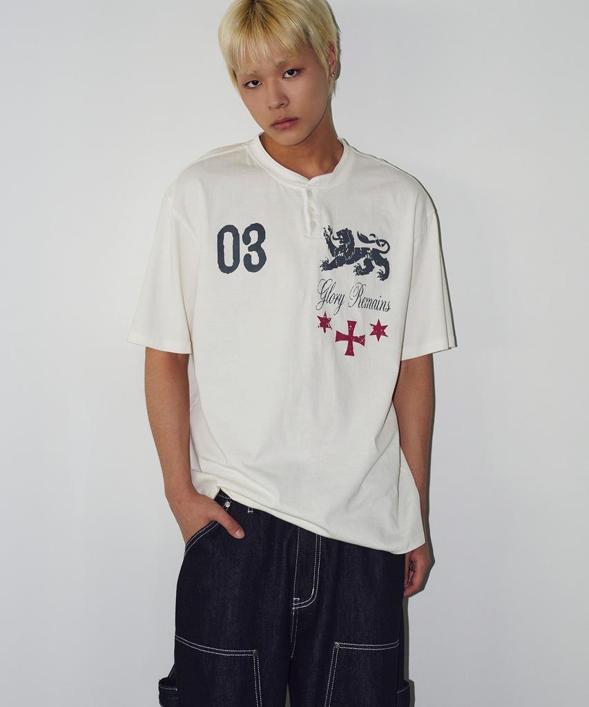 TRAVEL Glory Remains Pigment Henley Neck Short Sleeve T-Shirt Cream