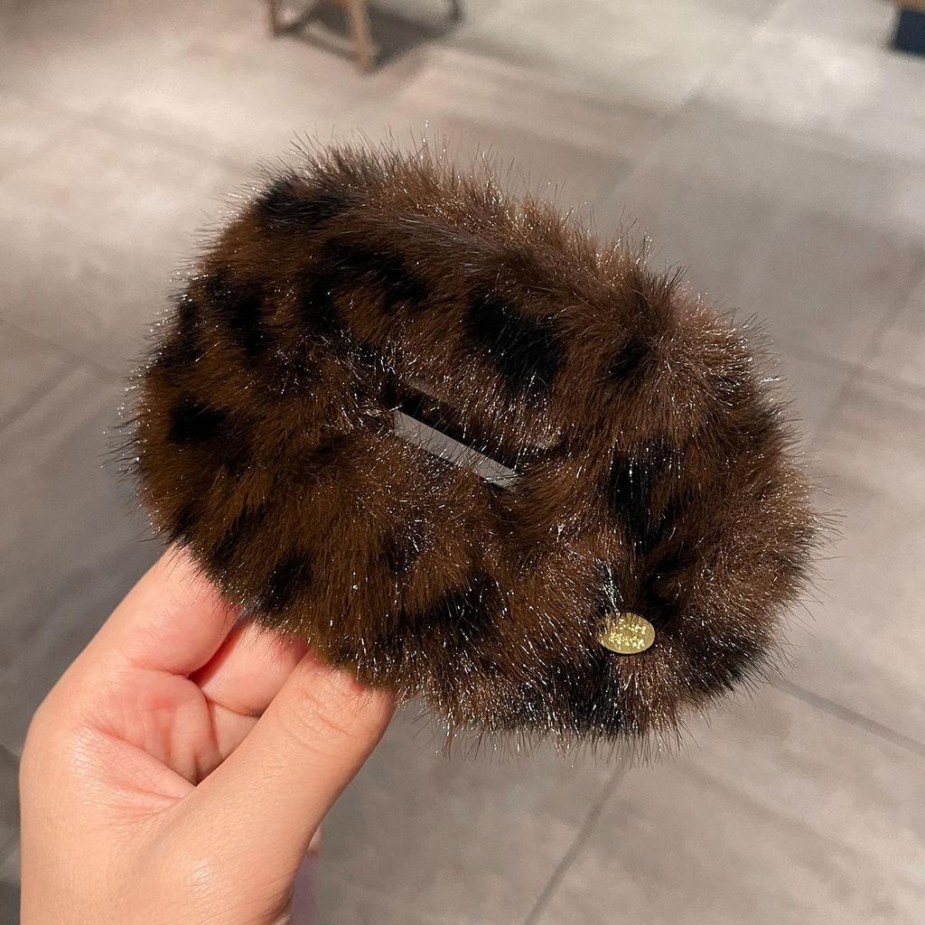 Retro Acrylic Plush Hair Clip - Versatile Autumn/Winter Headwear Accessory