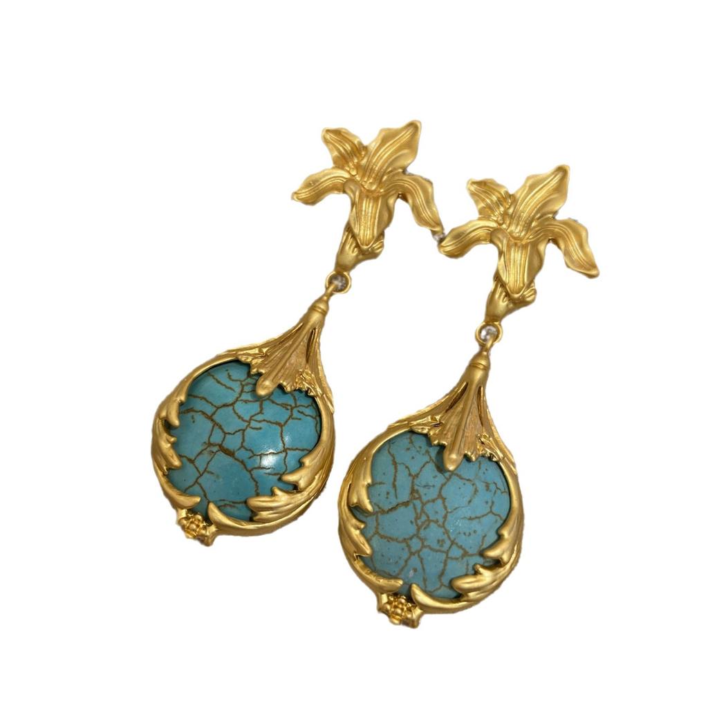 Mittelalterliche türkisfarbene lange Blumenohrringe, Hofstil kupfervergoldet Retro-Blumenohrringe