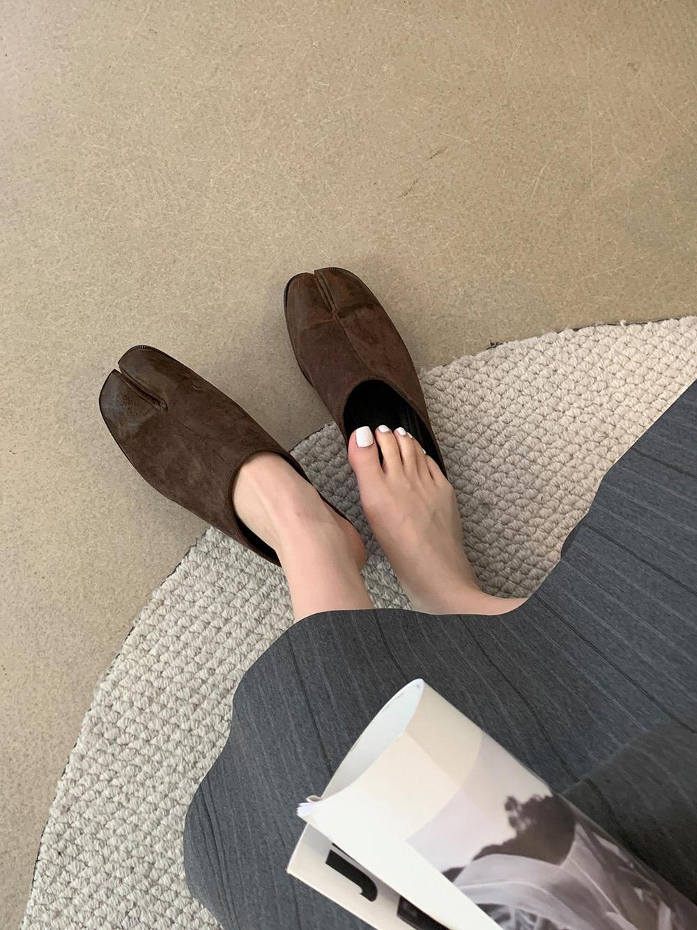 Модные женские тапочки-слайды из флока — фото 4