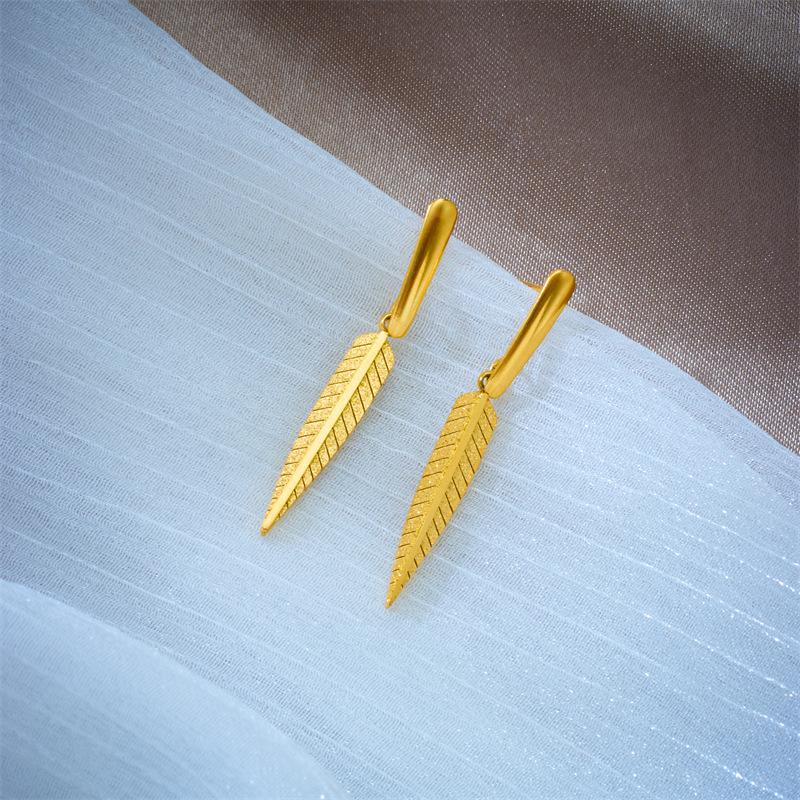 

Gold Feather Drop Earrings Textured Leaf Dangle Earrings for Women Minimalist Fashion Jewelry