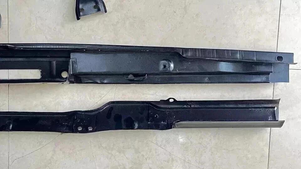 Suzuki Samurai SJ Frontblech unterer Träger Haubenstütze Strebe Grillhalterung Rahmen