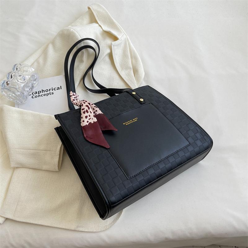 

Big bag lady feeling foreign style 2025 autumn new ins armpit bag student foreign style class commute tote bag чёрный