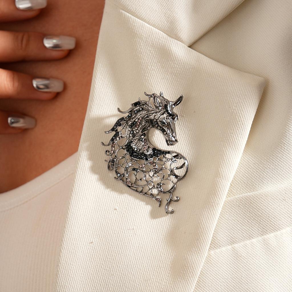 Vintage Rhinestone Horse Head Brooches for Women Zodiac Animal Pins Casual Party Accessories New Year Gifts Friends