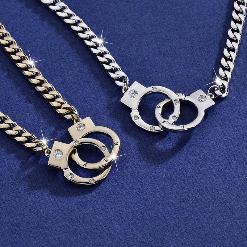 Stylový přívěsek na krk ve tvaru pout z titanové oceli Pro unisex módní nadšence S povrchovou úpravou 18k