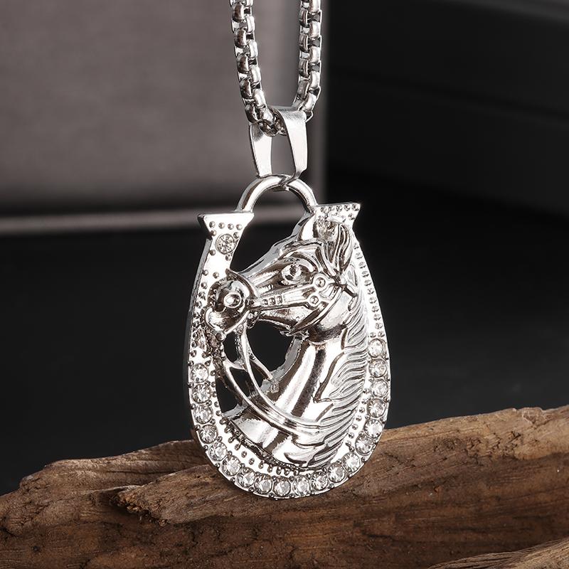 Hip-Hop Shiny Ice Out Zircon Gold Color Horse Head Pendant Horseshoe Necklace for Men and Women Trendy Rock Party Jewelry