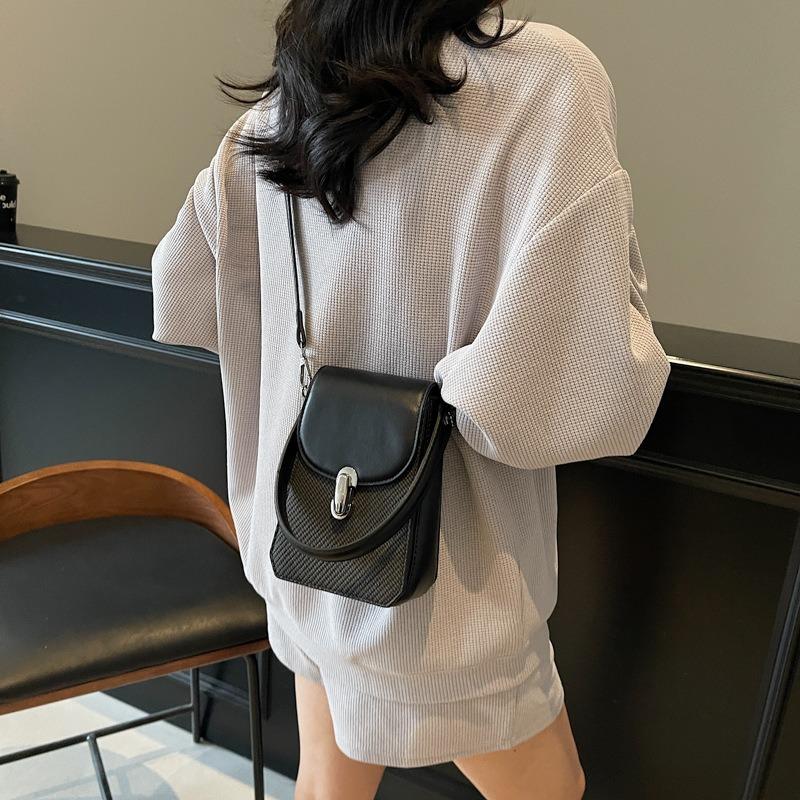 Popular portable small bag women's new fashion mobile phone bag simple casual shoulder messenger bag
