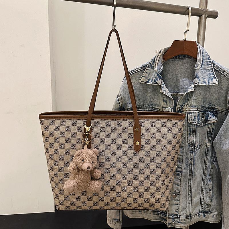 

Textured handbag 2025 new large-capacity winter tote bag Korean version of foreign style class commuting fashion shoulder bag Without pendant хаки