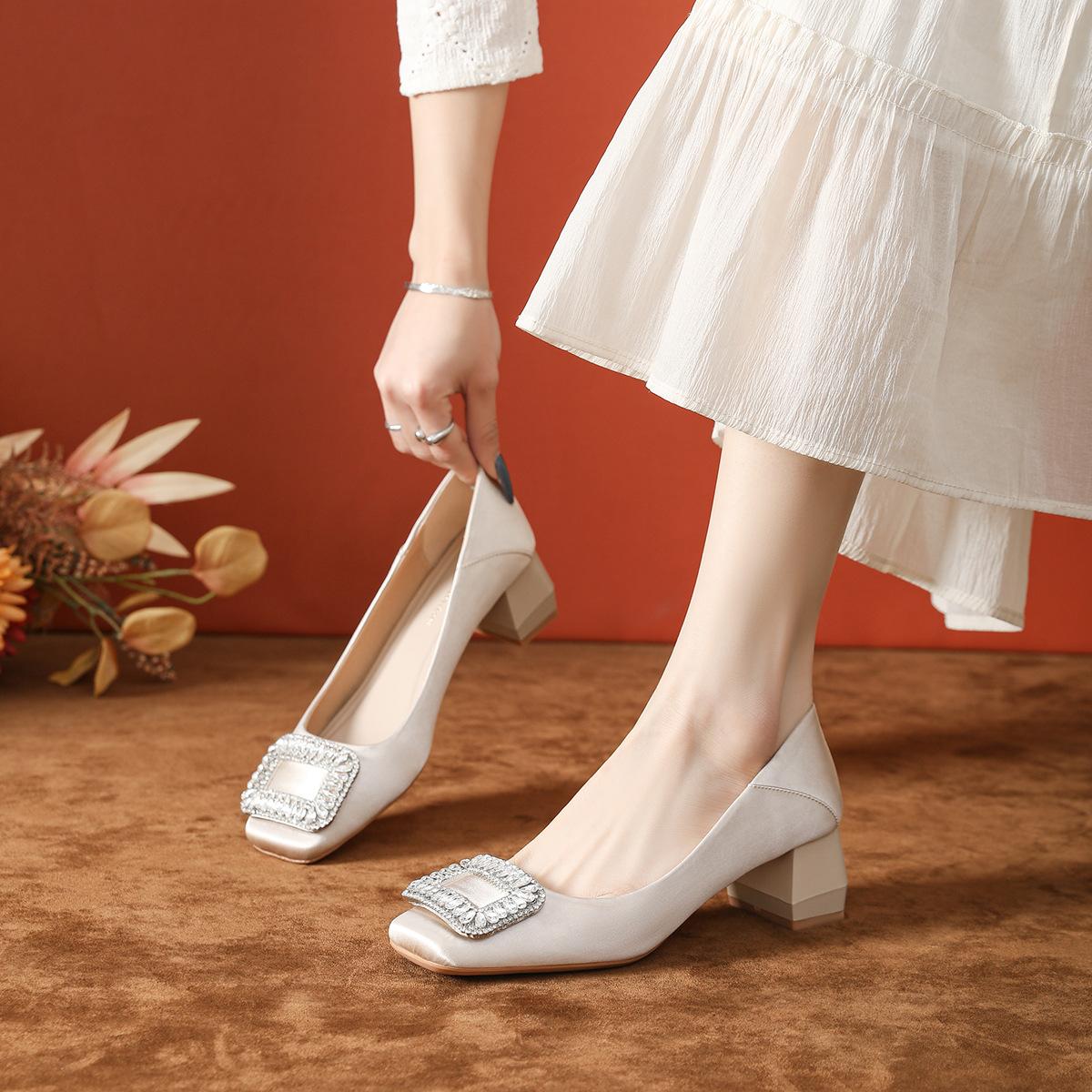 

Преміальний сенс rv квадратна пряжка однотонні туфлі жіночі 2025 нові моделі, товстий каблук 5 см квадратний носок туфлі на високих підборах жіночі повсякденна універсальність 39 абрикосовий