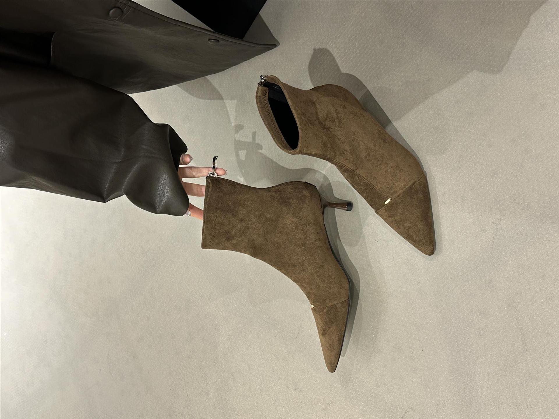 

Французские остроносые короткие сапоги на высоком каблуке 2025 новые темперамент вечернего бриза тонкие ботильоны стиль маленькой феи цветовая гамма тонкие сапоги тренд 39